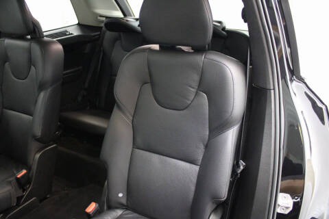 2022 Volvo XC90 T6 Momentum 6-Passenger