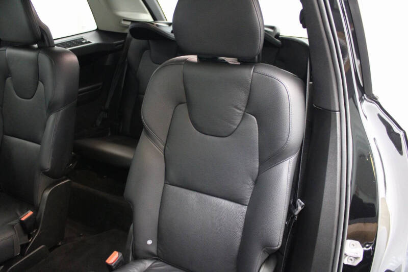 2022 Volvo XC90 T6 Momentum 6-Passenger