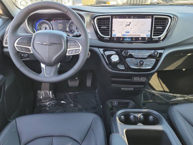 2025 Chrysler Voyager LX