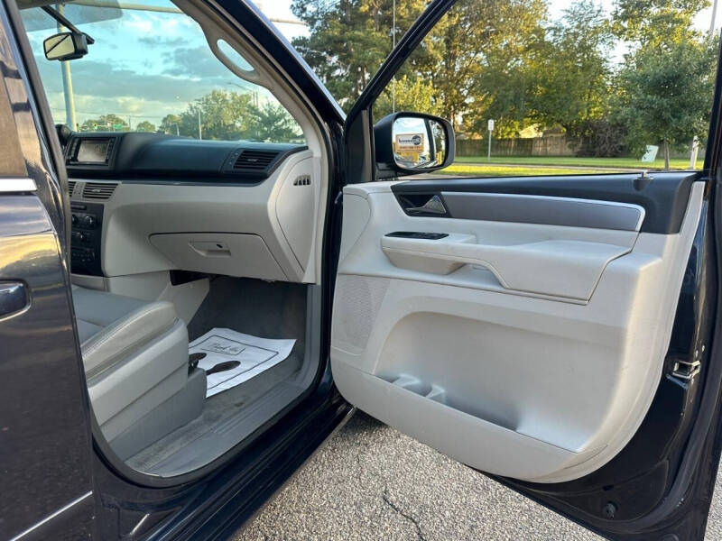 2011 Volkswagen Routan SE