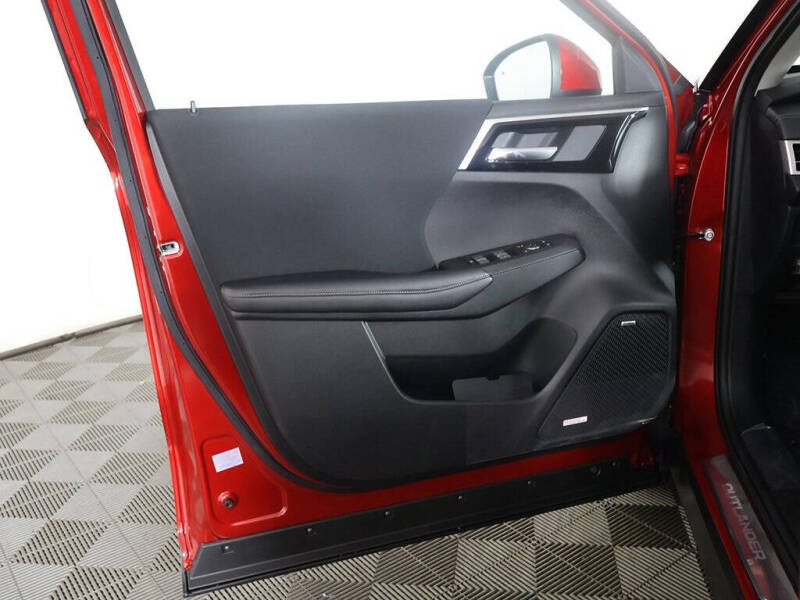 2025 Mitsubishi Outlander ES