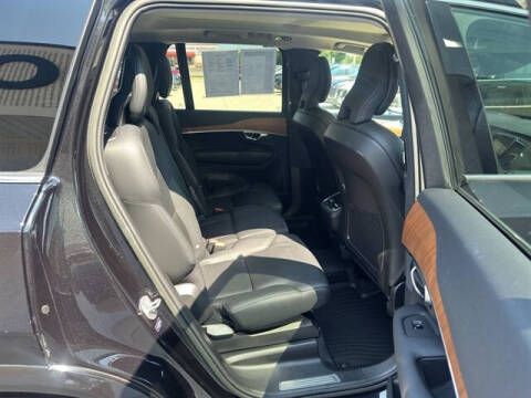 2022 Volvo XC90 T6 Momentum 7-Passenger