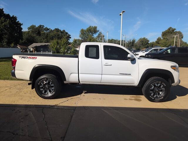 Used 2016 Toyota Tacoma TRD Off Road with VIN 5TFSZ5AN6GX009082 for sale in Pekin, IL