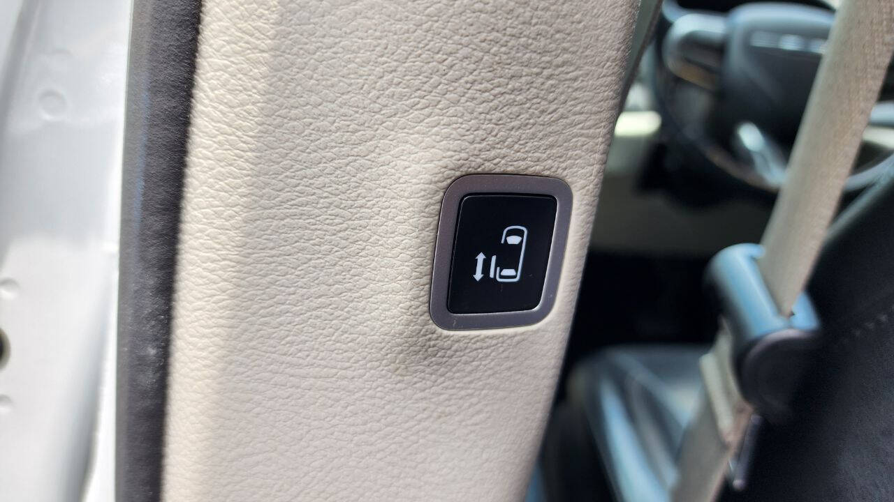 2019 Chrysler Pacifica Minivan - $16,900