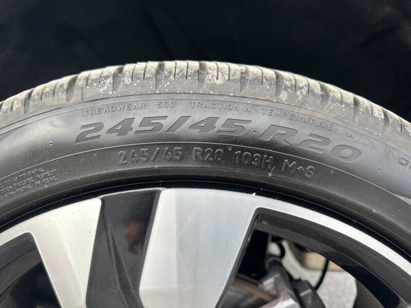 2025 Volvo XC40 B5 Plus Dark Theme