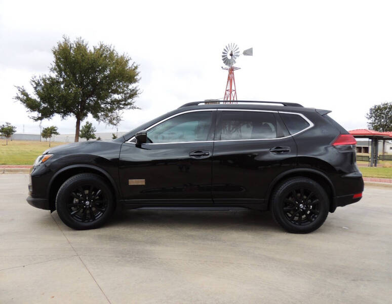 2017 Nissan Rogue SV photo 2