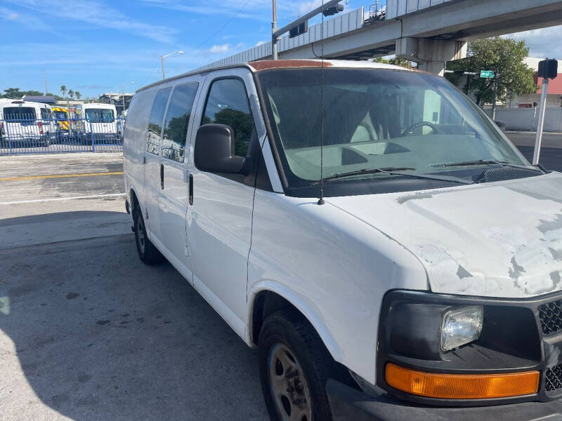 2004 Chevrolet Express Base photo 3