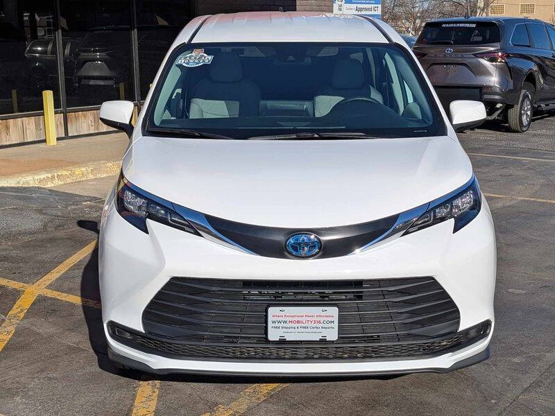 2025 Toyota Sienna LE 8-Passenger