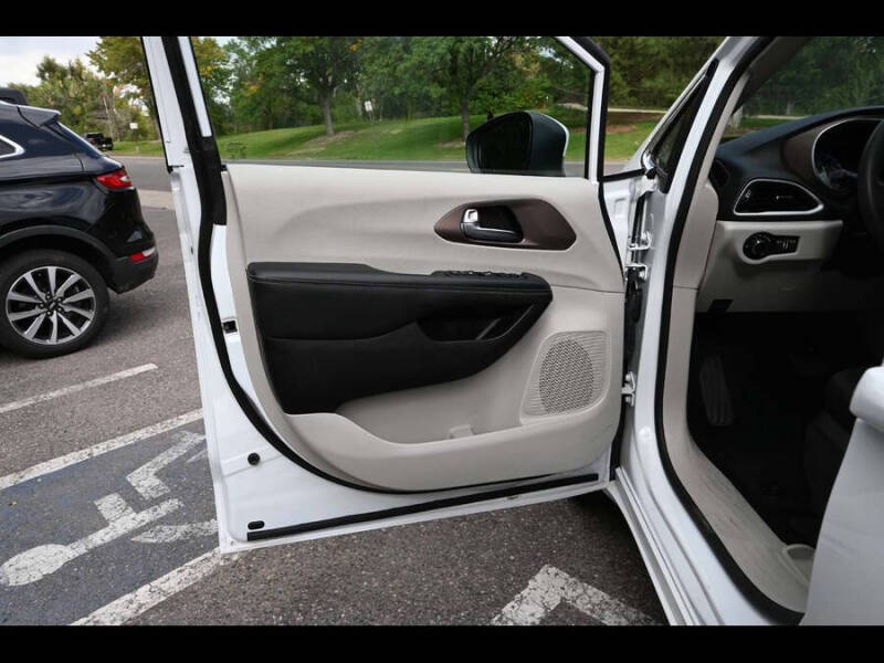 2023 Chrysler Voyager LX