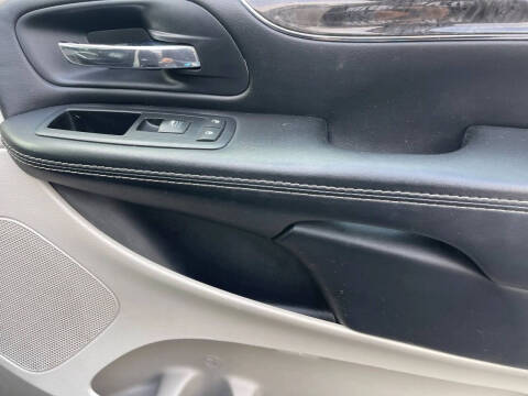 2015 Chrysler Town and Country Limited Platinum