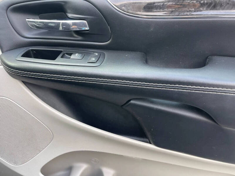 2015 Chrysler Town and Country Limited Platinum