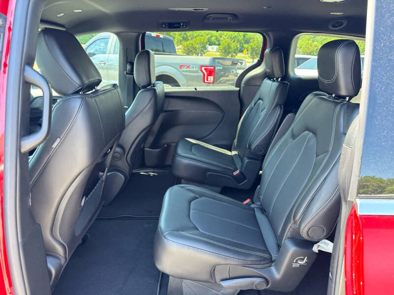 2027 Chrysler Pacifica Select