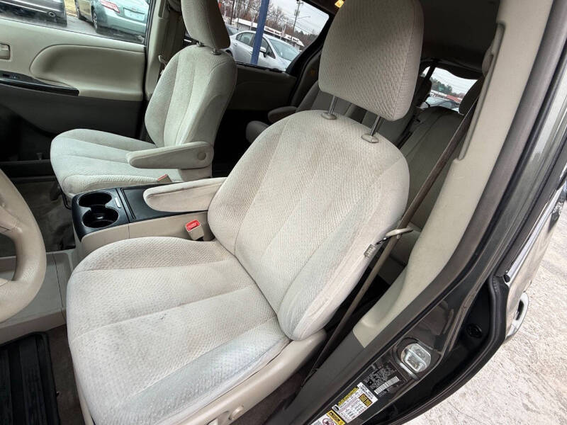 2012 Toyota Sienna LE 7-Passenger Auto Access Seat