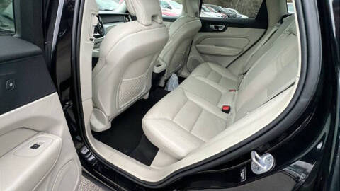 2024 Volvo XC60 B5 Core Dark Theme