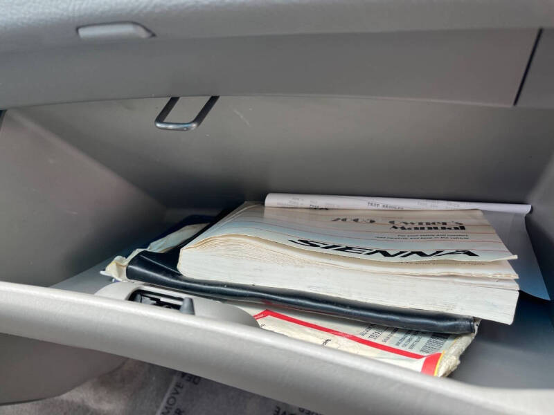 2005 Toyota Sienna CE 8 Passenger