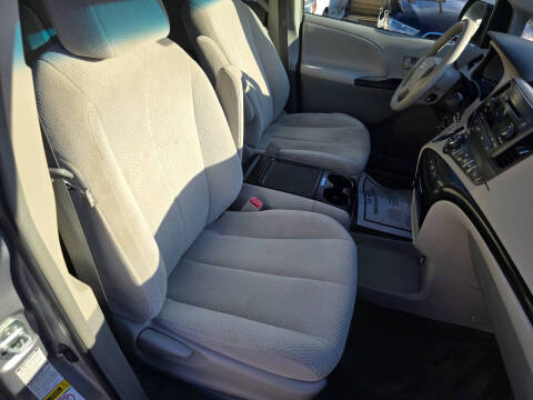 2013 Toyota Sienna LE 7-Passenger