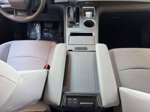 2025 Toyota Sienna LE 8-Passenger