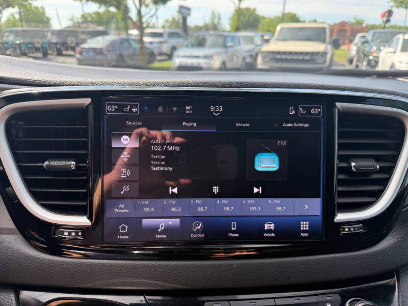 2025 Chrysler Pacifica Select
