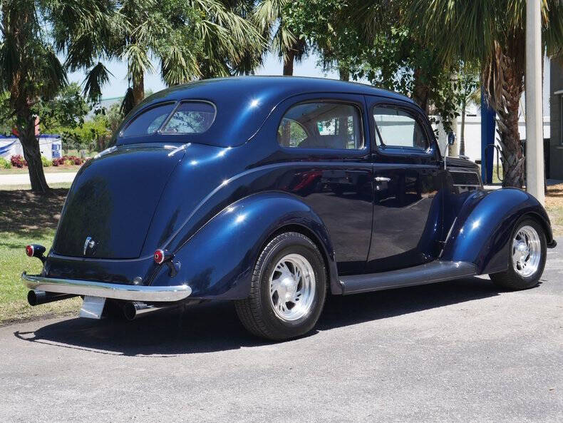 1937 Ford Deluxe