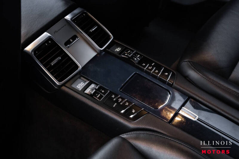 2016 Porsche Panamera 4 Edition