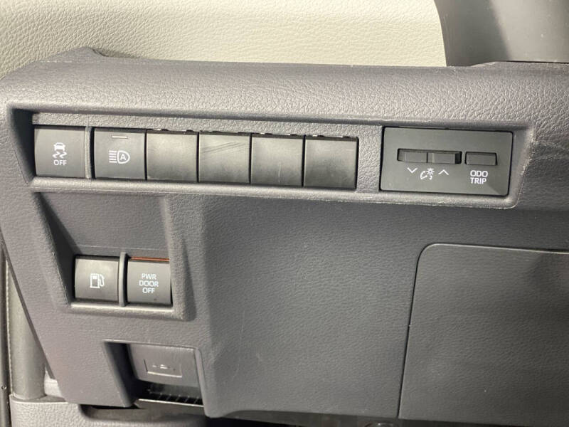 2023 Toyota Sienna LE 8-Passenger