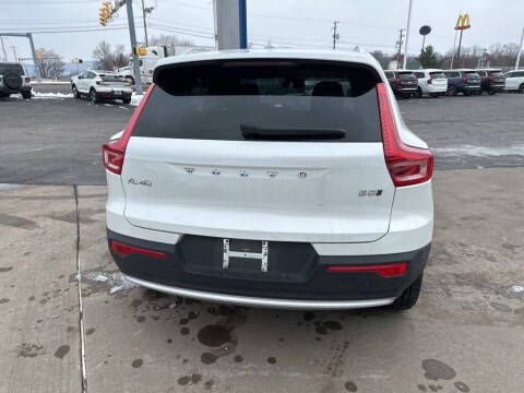 2025 Volvo XC40 B5 Core Bright Theme