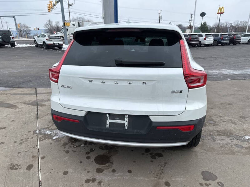 2025 Volvo XC40 B5 Core Bright Theme