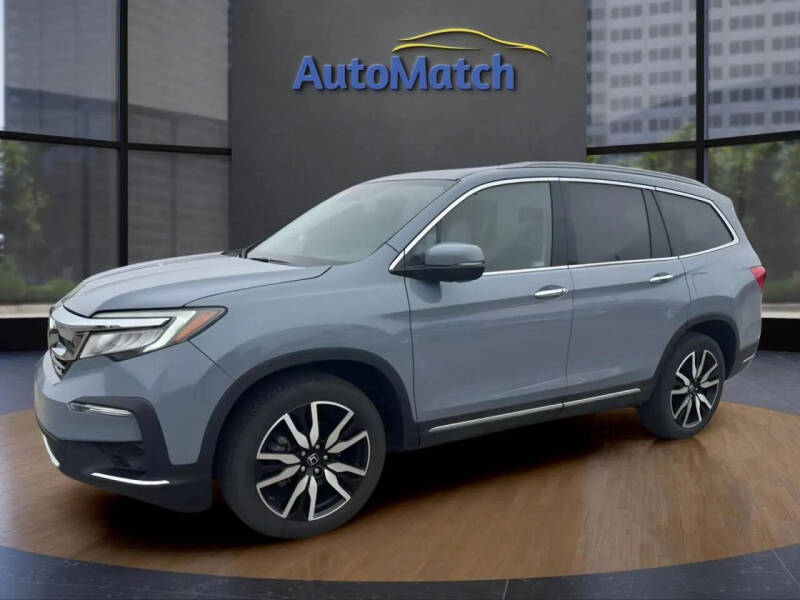 2022 Honda Pilot Touring w/Rear Captain's Chairs