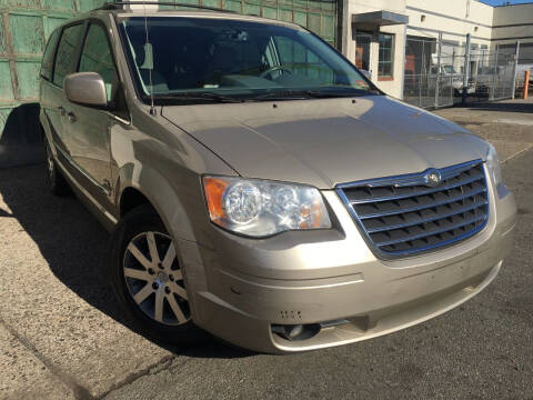 2009 Chrysler Town and Country for sale at Illinois Auto Sales in Paterson NJ