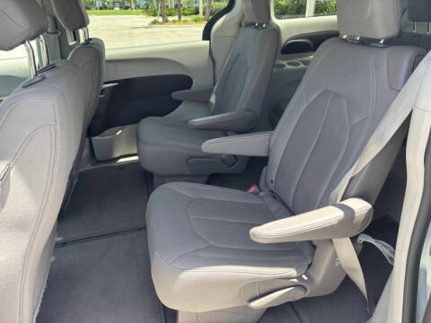 2021 Chrysler Voyager LX