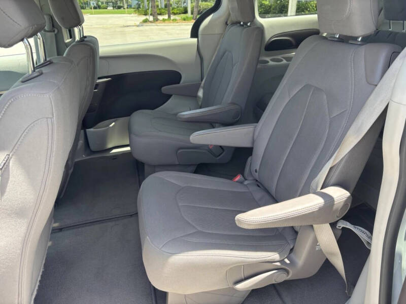 2021 Chrysler Voyager LX