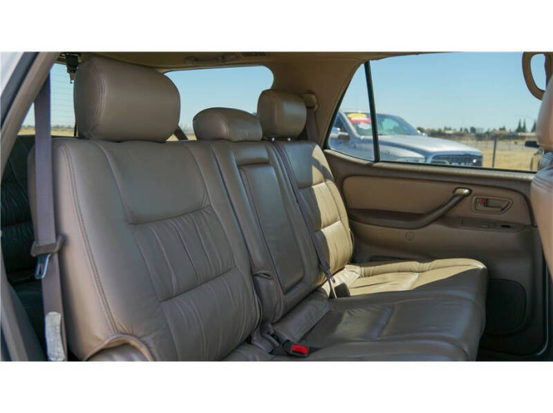 2004 Toyota Sequoia SR5