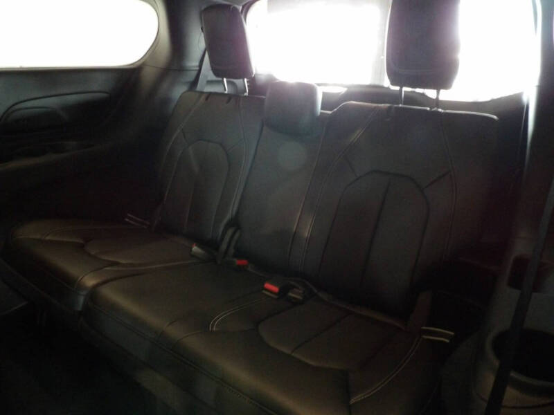 2027 Chrysler Pacifica Select