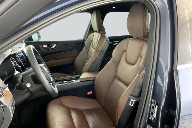 2022 Volvo XC60 B5 Momentum