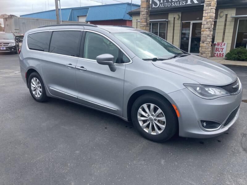 2017 Chrysler Pacifica Touring-L photo 2