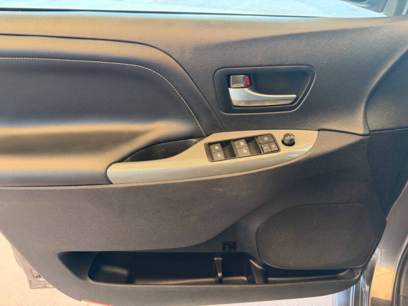2020 Toyota Sienna SE 8-Passenger