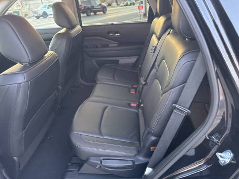 2025 Nissan Pathfinder SL