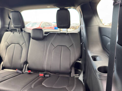 2027 Chrysler Pacifica Select