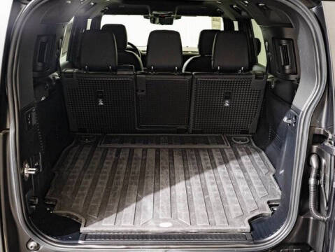 2024 Land Rover Defender 130 P400 Outbound