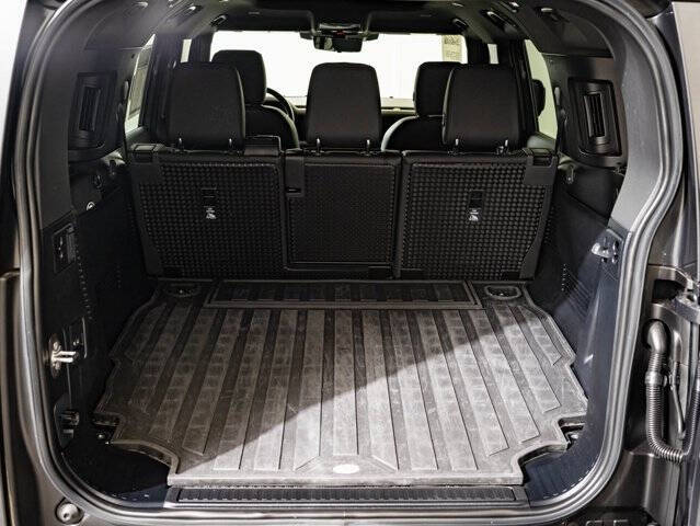 2024 Land Rover Defender 130 P400 Outbound