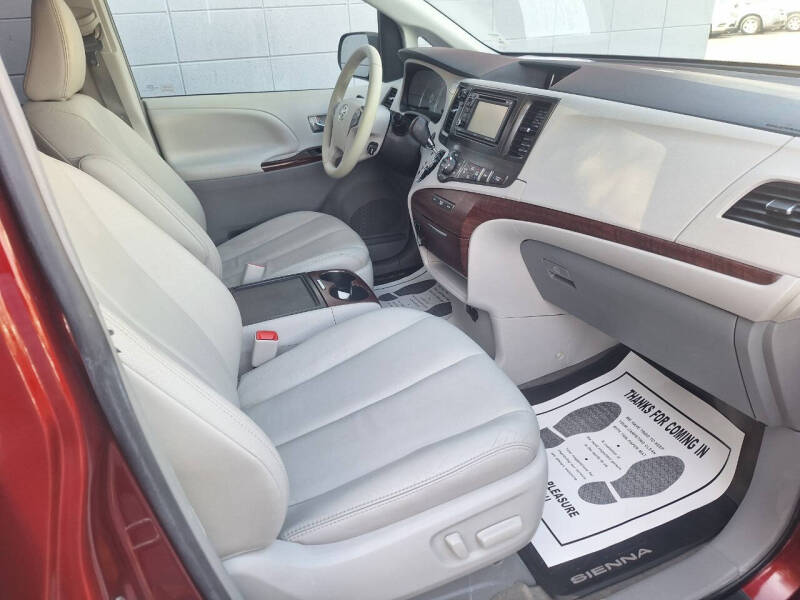 2013 Toyota Sienna XLE 8-Passenger