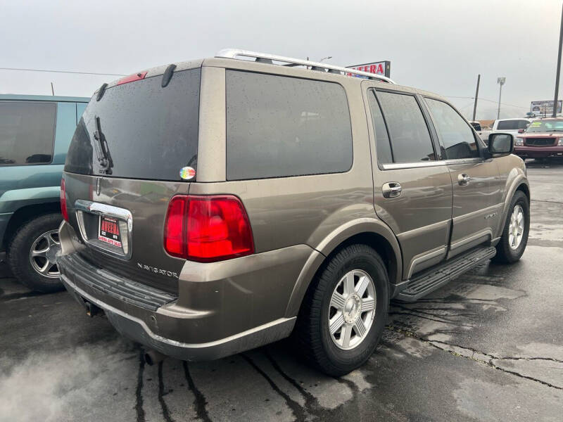 2003 Lincoln Navigator Luxury photo 2