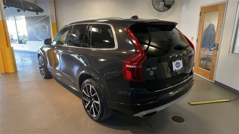 2021 Volvo XC90 T6 Momentum 6-Passenger