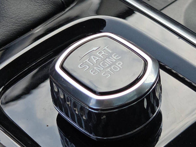 2022 Volvo XC90 T6 Momentum 6-Passenger