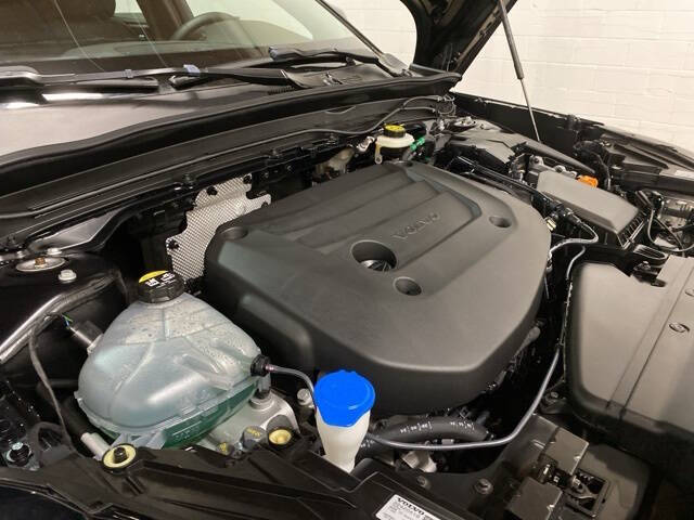 2025 Volvo XC40 B5 Plus Dark Theme