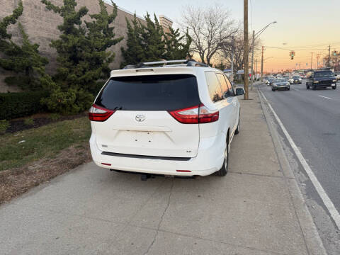 2015 Toyota Sienna LE 8-Passenger