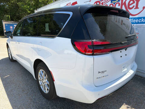 2027 Chrysler Pacifica Select