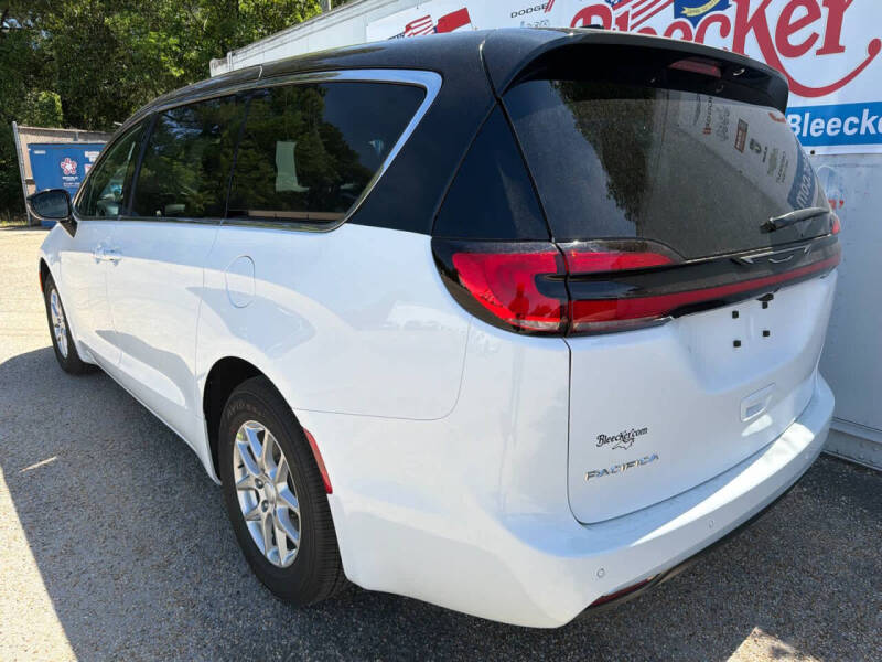 2027 Chrysler Pacifica Select