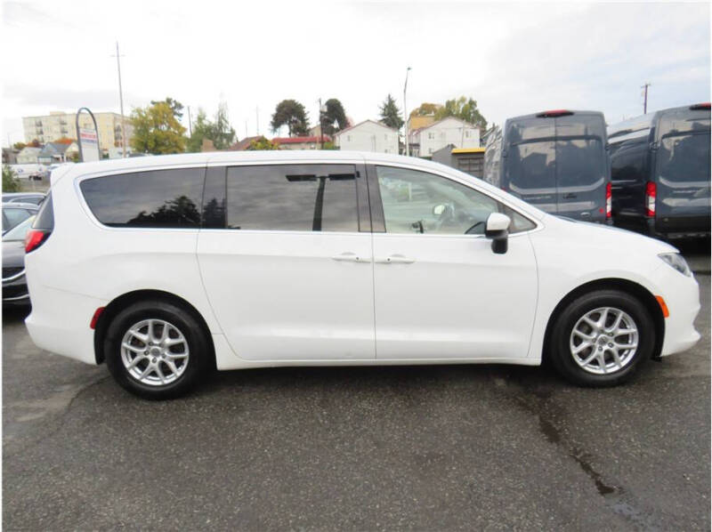 2022 Chrysler Voyager LX