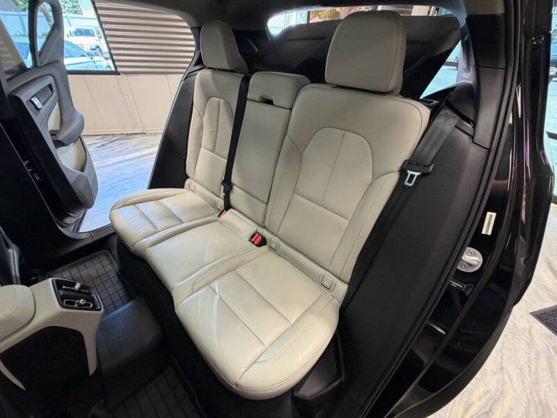 2023 Volvo XC40 B5 Plus Dark Theme